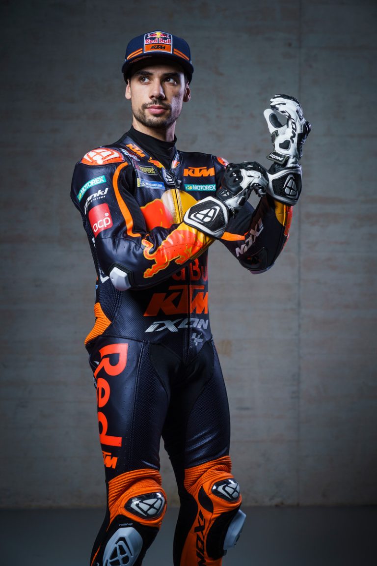 374139miguel-oliveira88red-bull-ktm-factory-racingmotogpteam-presentation2021-48